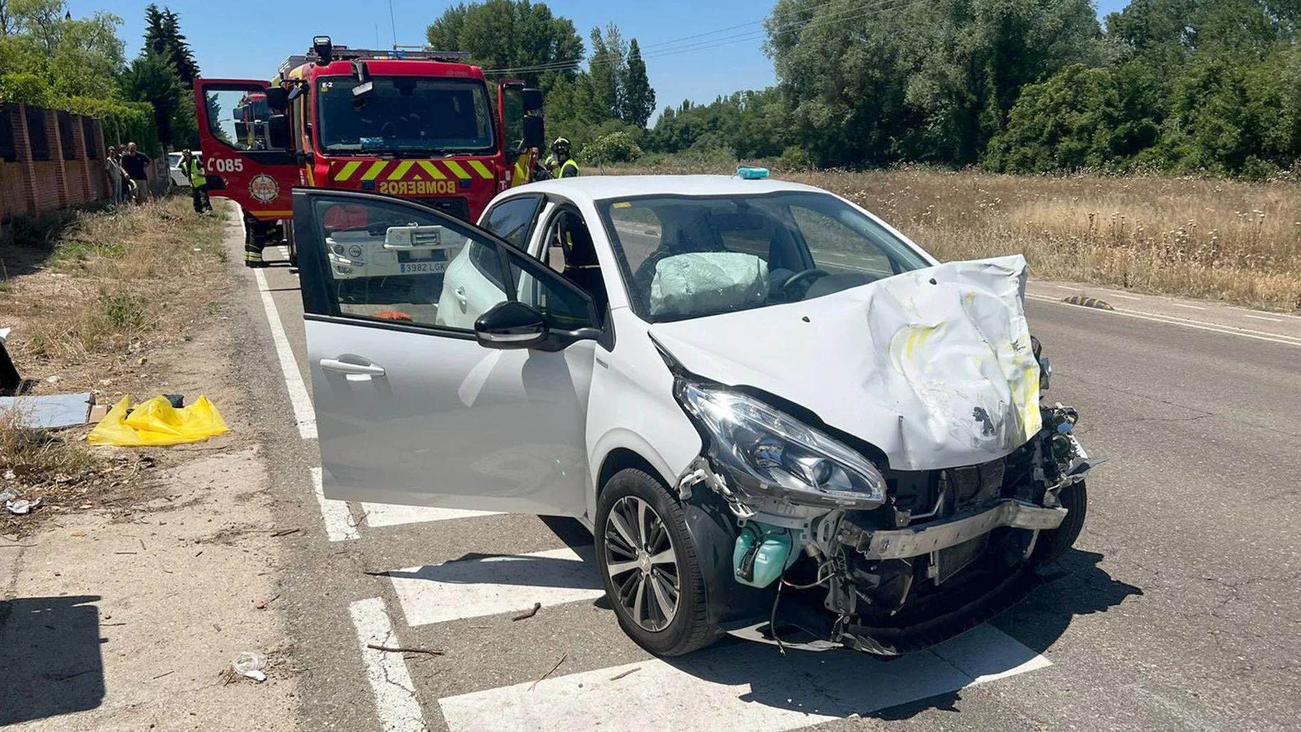 Accidente de tráfico en el cruce del Camino Viejo de Simancas (Valladolid) con la calle Gaviota en el que dos personas resultaron heridas