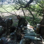Soldados ucranianos en un tanque cerca de línea del frente en el Donbás