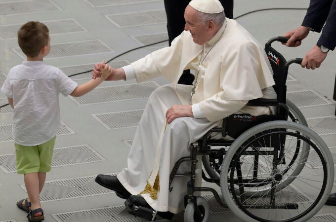 El Papa Francisco saluda a un niño durante la audiencia a los Granaderos de Cerdeña del Ejército Italiano, el pasado día 11 en el Vaticano