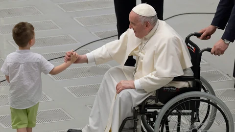 El Papa Francisco saluda a un niño durante la audiencia a los Granaderos de Cerdeña del Ejército Italiano, el pasado día 11 en el Vaticano