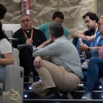 El obispo José María Gil Tamayo conversa con algunos de los asistentes a la jornada