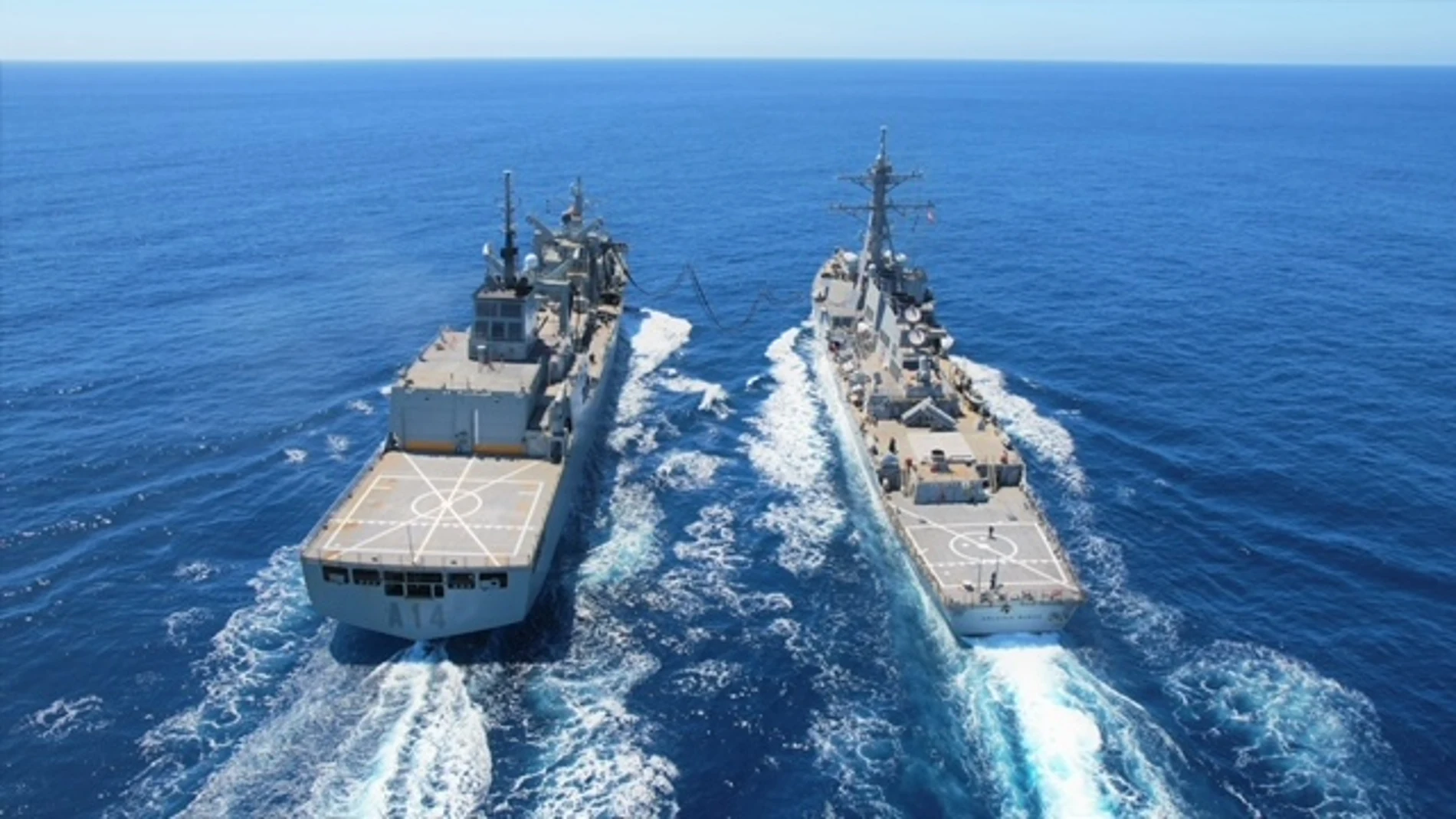 La fragata “Santa María” y el destructor norteamericano “USS Arleigh Burke” durante las maniobras
