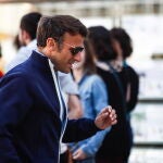 El presidente francés, Emmanuel Macron, camina en Le Touquet