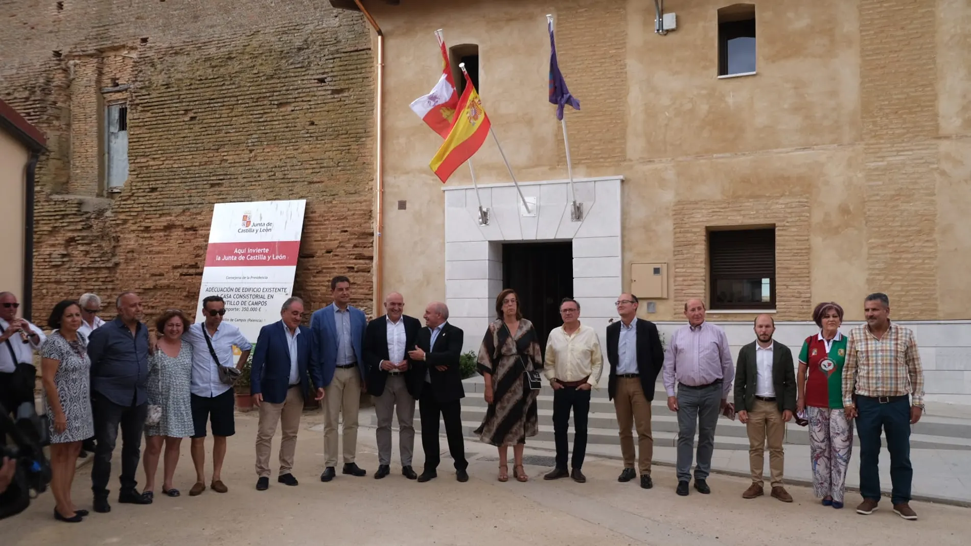 El consejero Jesús Julio Carnero inaugura junto a Ángeles Armisén y Ángel Ibáñez, entre otras autoridades, la nueva casa consistorial de Autillo de Campos, en Palencia, antiguo Palacio delos Reinoso, donde fue proclamado rey de Castilla Fernando III El Santo