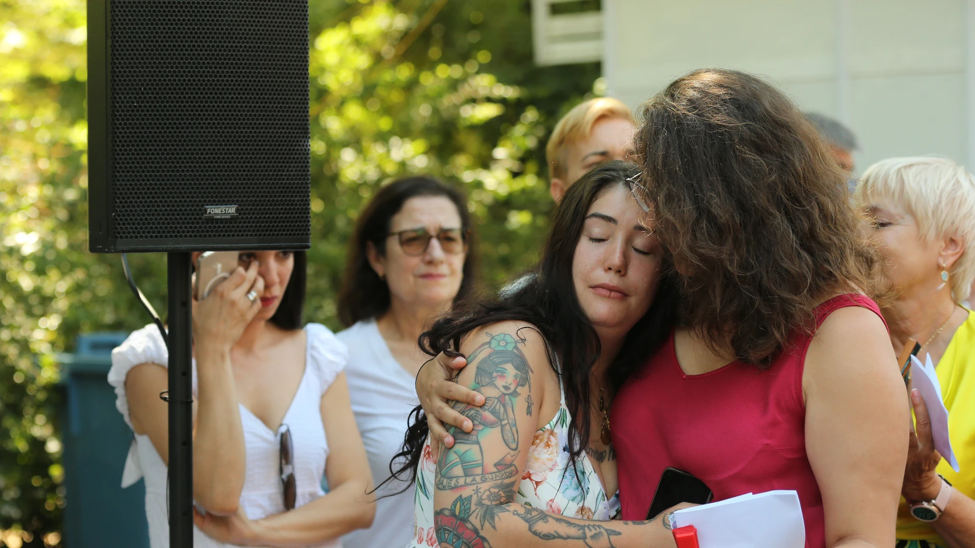 La hija de Almudena Grandes, Elisa García Grandes, se emociona durante un homenaje a su madre, en la Caseta Madroño de la Feria del Libro