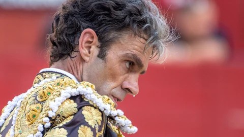 JAÉN, 12/06/2022.- El torero madrileño José Tomás en la lidia al segundo de la tarde, durante la corrida celebrada este domingo en la plaza de toros de Jaén. EFE/José Manuel Pedrosa