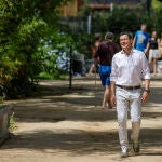 El candidato del PP a la reelección en la Junta, Juanma Moreno, caminando por el Parque de María Luisa de Sevilla. EFE/ Julio Muñoz