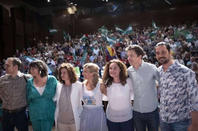 Yolanda Díaz, Íñigo Errejón y otros líderes andaluces arropando a Inma Nieto este domingo en un mitin en Málaga.