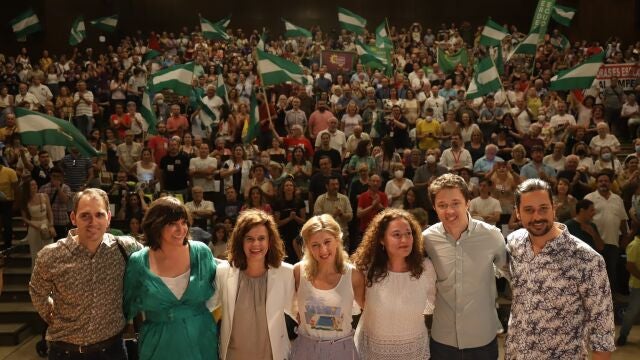 La candidata de Por Andalucía a la Presidencia de la Junta en las elecciones andaluzas, Inma Nieto (3d), junto a la vicepresidenta y ministra Yolanda Díaz (4i), el portavoz de Más País, Íñigo Errejón (2d), y el coordinador de IU en Andalucía, Toni Valero (1i). Álex Zea / Europa Press