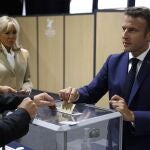 Emmanuel Macron vota junto a su esposa Brigitte Macron en la primera vuelta de las legislativas francesas.