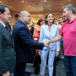 La ministra Reyes Maroto y el presidente Fernández Mañueco conversan con el nuevo dueño del grupo Siro, Melmet Ilkin, tras la firma del acuerdo