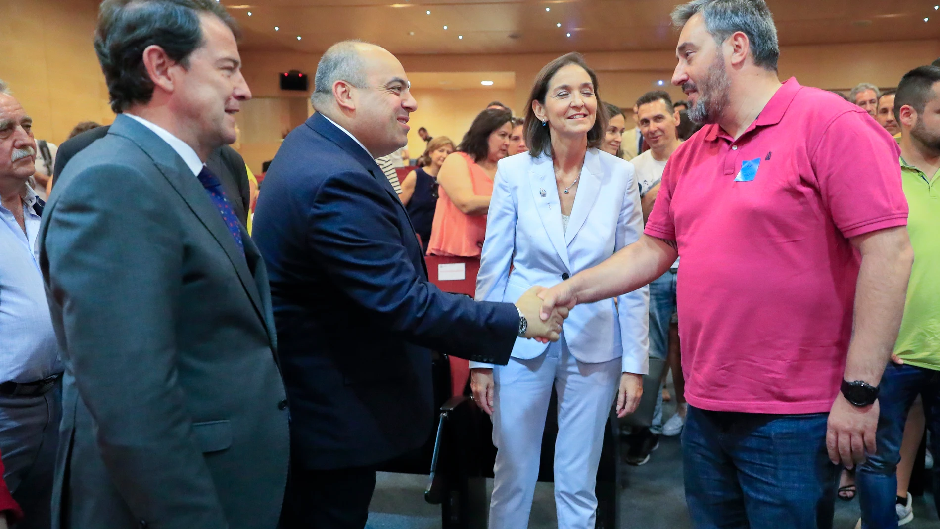 La ministra Reyes Maroto y el presidente Fernández Mañueco conversan con el nuevo dueño del grupo Siro, Melmet Ilkin, tras la firma del acuerdo