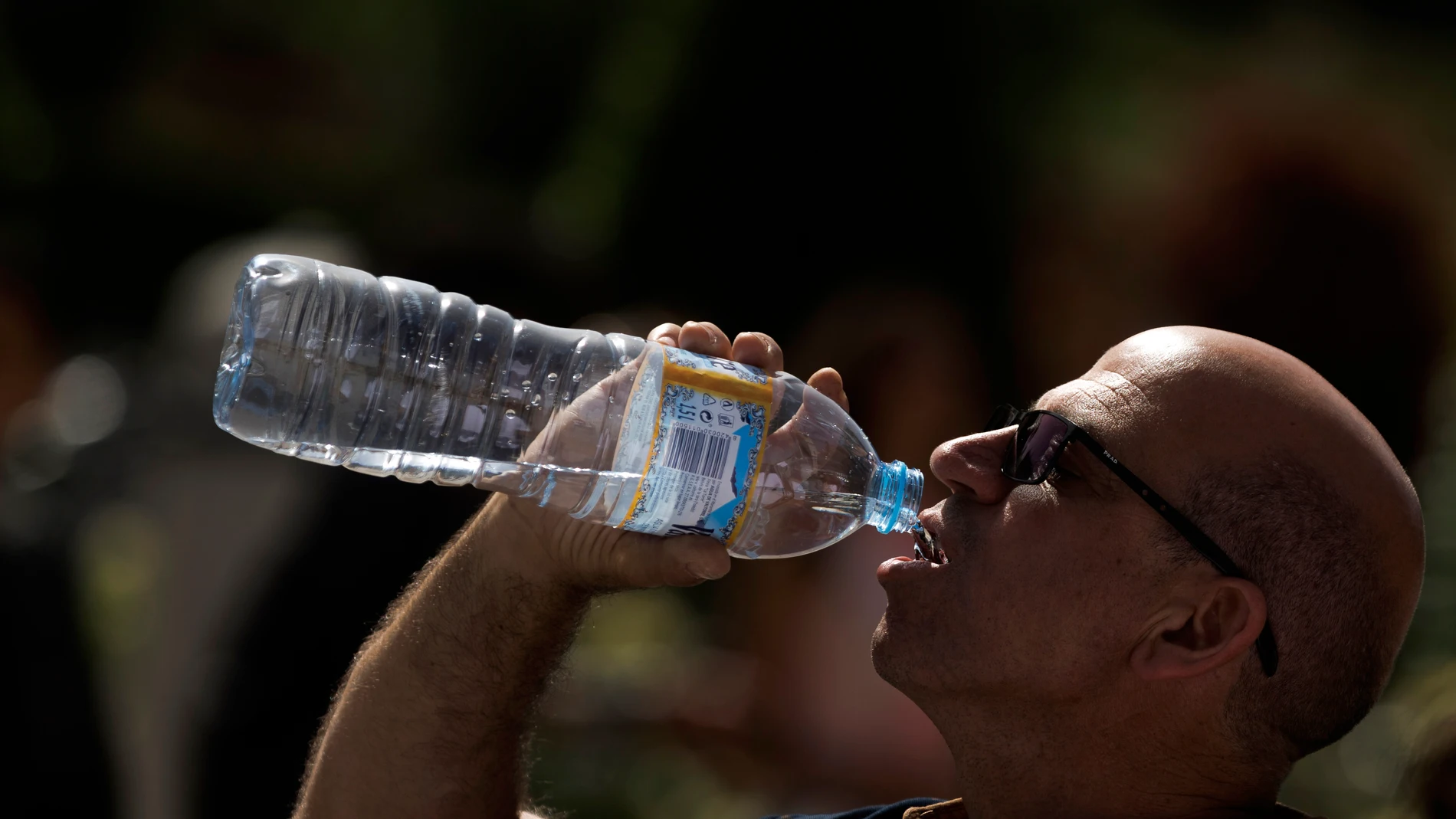 Durante el verano es esencial beber mucha agua, porque cuando estamos correctamente hidratados, nuestro cuerpo es capaz de regular mejor su temperatura | Fuente: EFE/ Sergio Pérez