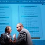 El consejero de Sanidad, Alejandro Vázquez Ramos, conversa con el presidente del Colegio de Médicos de Valladolid, José Luis Almudí, antes de inaugurar la Jornada ONE HEALTH- ''''Salud en todas las políticas''''.