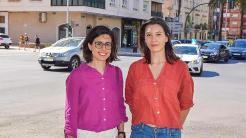 En la imagen, Laura Fernández, con la directora de su investigación