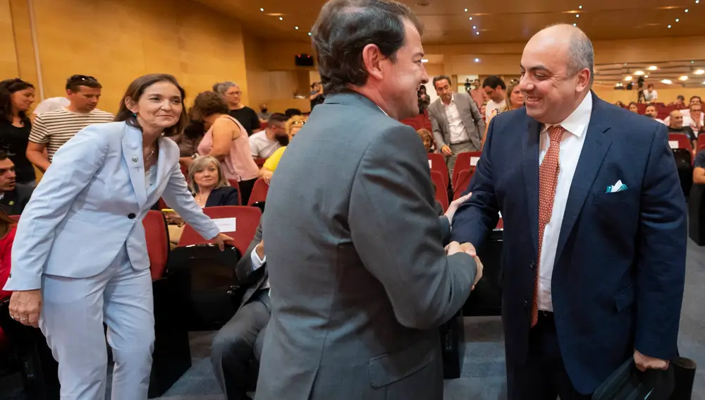 El presidente de la Junta de Castilla y León, Alfonso Fernández Mañueco, saluda al representante de los fondos nuevos propietarios de Siro, Melmet Ilkin