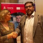 El alcalde de Ávila, Jesús Manuel Sánchez Cabrera, y la secretaria general de la Fundación ONCE y de Inserta Empleo, Virginia Carcedo, firman un convenio de colaboración entre ambas entidades