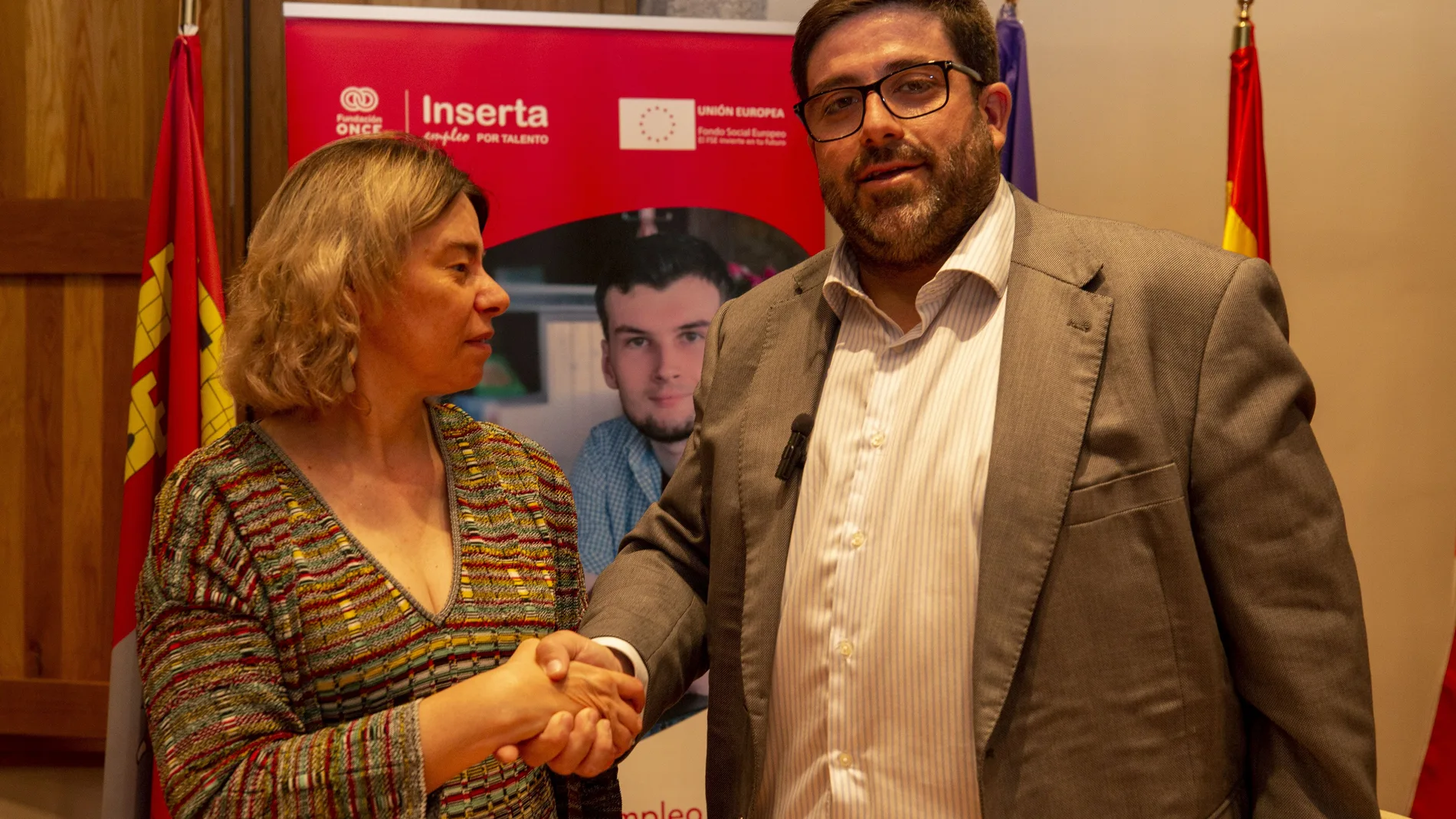 El alcalde de Ávila, Jesús Manuel Sánchez Cabrera, y la secretaria general de la Fundación ONCE y de Inserta Empleo, Virginia Carcedo, firman un convenio de colaboración entre ambas entidades