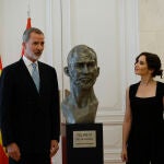 El rey Felipe VI y la presidenta de la Comunidad de Madrid, Isabel Díaz Ayuso, junto a una escultura del monarca realizada por el artista Víctor Ochoa, este lunes en la Real Casa de Correos de Madrid.