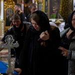 Familiares y amigos participan en las ceremonias fúnebres del soldado ucraniano Volodimir Dmytras (28), en Novyi Vytkiv (Ucrania)