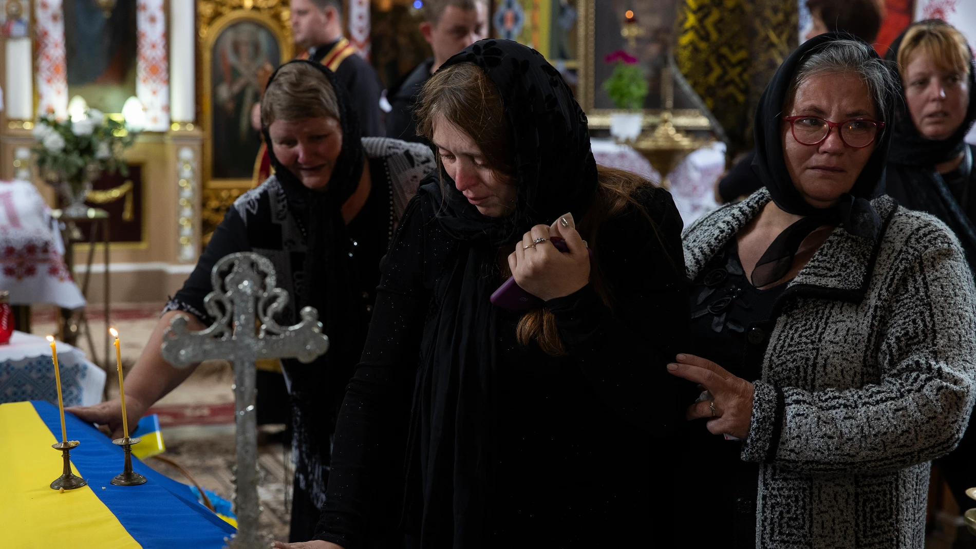 Familiares y amigos participan en las ceremonias fúnebres del soldado ucraniano Volodimir Dmytras (28), en Novyi Vytkiv (Ucrania)