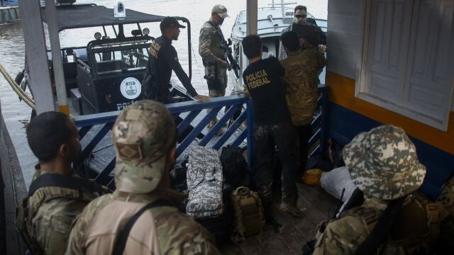 Agentes de la policía federal llegan al muelle con los objetos encontrados durante la búsqueda del experto indígena Bruno Pereira y el periodista británico independiente Dom Phillips en Atalaia do Norte, estado de Amazonas, Brasil