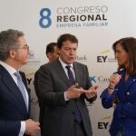 El presidente Fernández Mañueco conversa con los presidentes entrante y saliente de Empresa Familiar, Pedro Palomo y Rocío Hervella, respectivamente