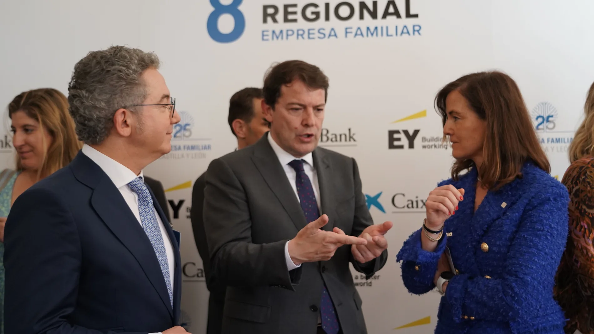 El presidente Fernández Mañueco conversa con los presidentes entrante y saliente de Empresa Familiar, Pedro Palomo y Rocío Hervella, respectivamente