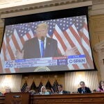 Un monitor muestra al expresidente Donald Trump durante una audiencia del Comité Selecto de la Cámara de Representantes para Investigar el asalto al Capitolio