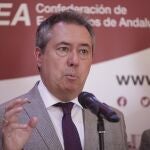El candidato del PSOE a la presidencia de la Junta, Juan Espadas, atiende a los medios de una mesa de trabajo de empresarios