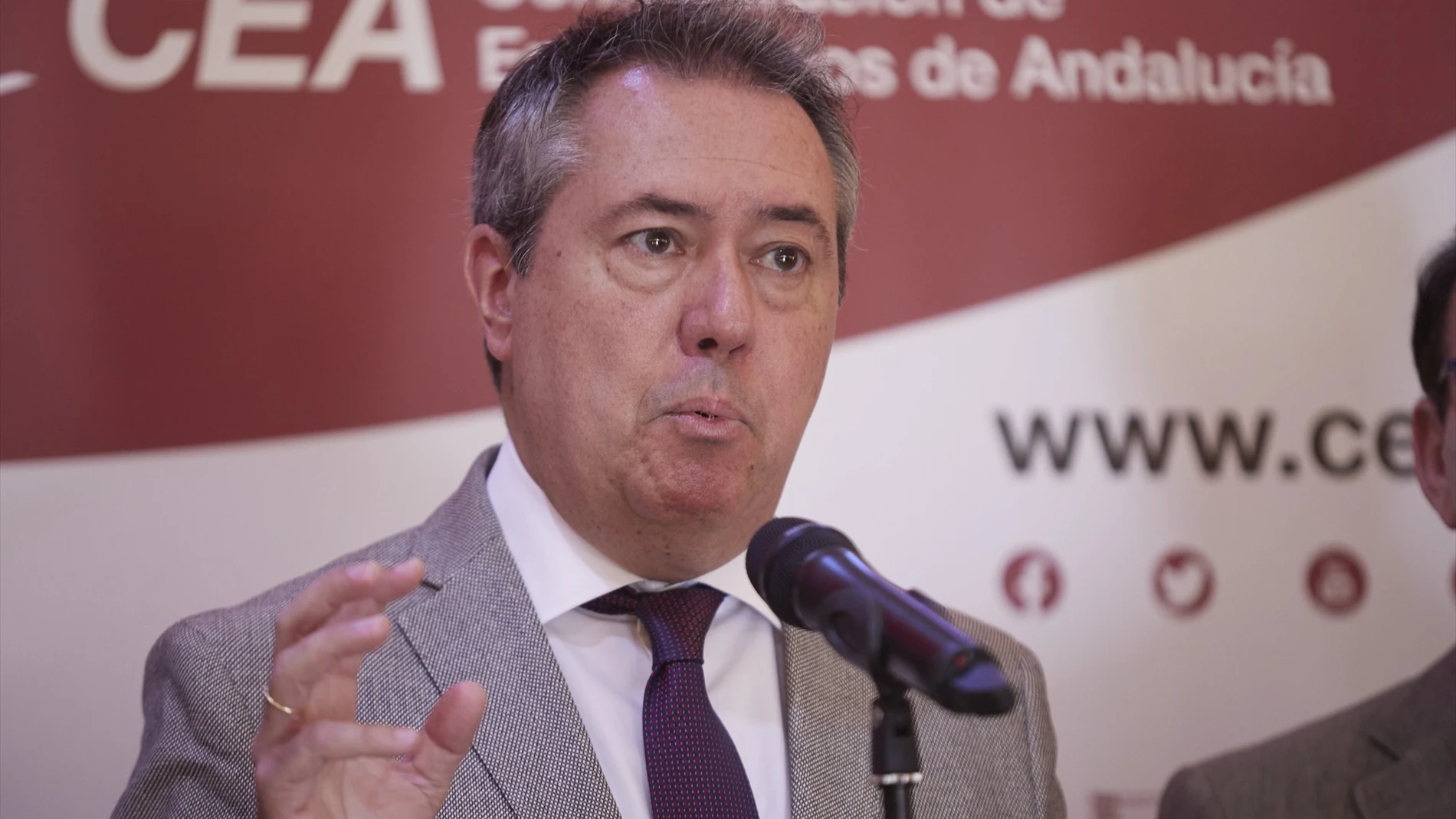 El candidato del PSOE a la presidencia de la Junta, Juan Espadas, atiende a los medios de una mesa de trabajo de empresarios