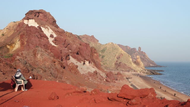 Playa roja en la isla de Ormuz (Irán)