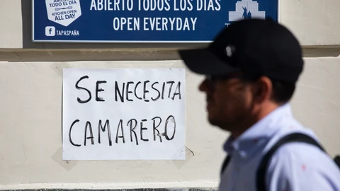 Imagen de un cartel de una oferta de empleo que reza "Se necesita camarero".