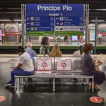 Gente leyendo libros en los vagones del metro de Madrid.