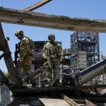 Soldados rusos caminan por la planta de Avzovstal tras la salida de tropas ucranianas