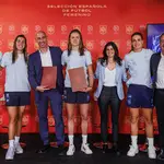 Luis Rubiales firmó junto a las capitanas de la Selección española femenina el acuerdo de primas y derechos de imagen para los próximos años