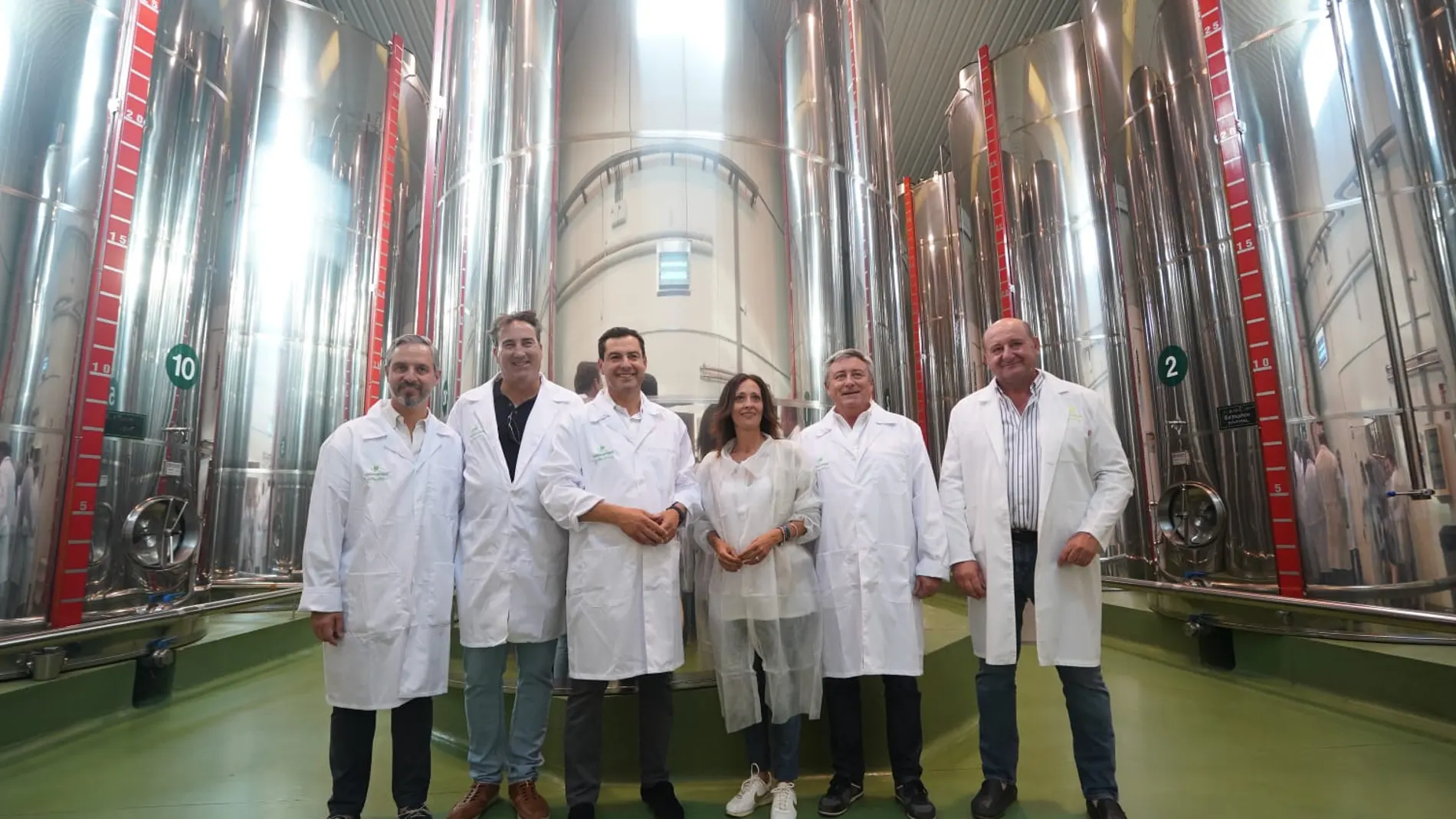 Juanma Moreno visitó ayer la cooperativa Oleocampo en Torredelcampo (Jaén)