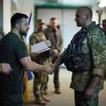 El presidente ucraniano, Volodimir Zelenski, saluda a un soldado en el frente de Donetsk.