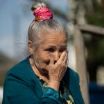 Nina Petrenko, una abuela de 75 años, que ha sido desplazadas por la guerra y que debe sobrevivir con unos 60 euros al mes, espera por ayuda humanitaria en una plaza frente a la estación de trenes en Leópolis