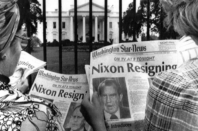 MD66. ARCHIVO-MADRID, 31-05-05.- Fotografía de archivo, tomada el 8 de agosto de 1974, en la que dos mujeres leen, frente a la Casa Blanca, los titulares de los periódicos que anunciaban la dimisión del presidente Richard Nixon por el "escándalo Watergate". El ex directivo del FBI Mark Felt desveló hoy el secreto mejor guardado desde hace 33 años en Estados Unidos: él asegura que fue la "Garganta profunda" que destapó el caso Watergate y provocó la caída del presidente Richard Nixon. EFE/ARCHIVO