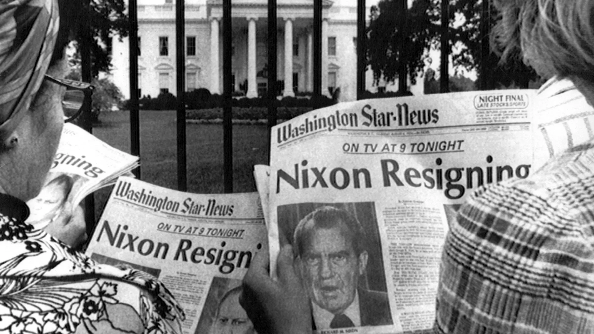 MD66. ARCHIVO-MADRID, 31-05-05.- Fotografía de archivo, tomada el 8 de agosto de 1974, en la que dos mujeres leen, frente a la Casa Blanca, los titulares de los periódicos que anunciaban la dimisión del presidente Richard Nixon por el "escándalo Watergate". El ex directivo del FBI Mark Felt desveló hoy el secreto mejor guardado desde hace 33 años en Estados Unidos: él asegura que fue la "Garganta profunda" que destapó el caso Watergate y provocó la caída del presidente Richard Nixon. EFE/ARCHIVO