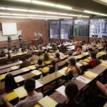 Varios alumnos antes de comenzar uno de los exámenes de las pruebas de acceso a la universidad del año 2022 en Cataluña