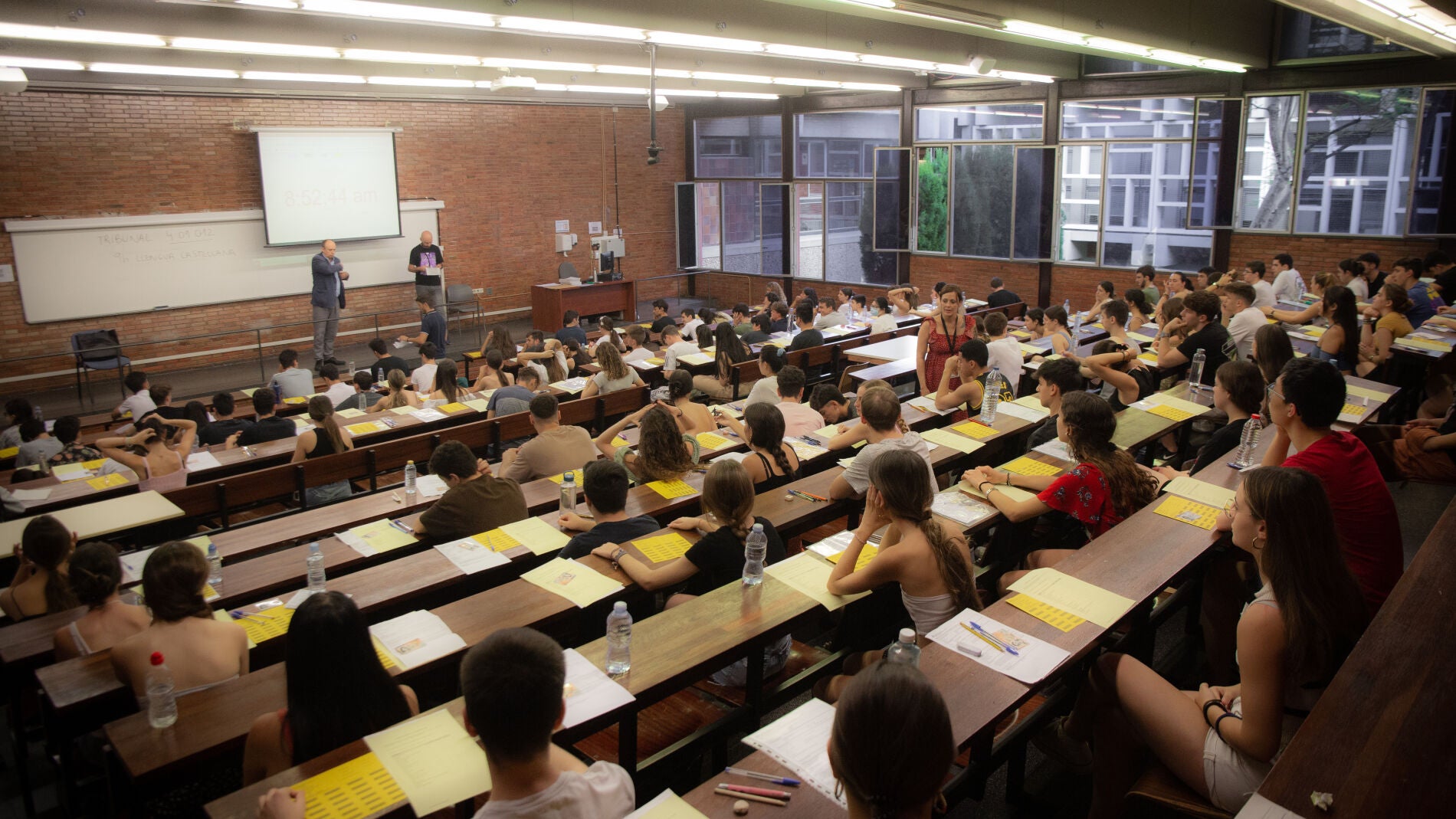 Varios alumnos antes de comenzar uno de los exámenes de las pruebas de acceso a la universidad del año 2022 en Cataluña