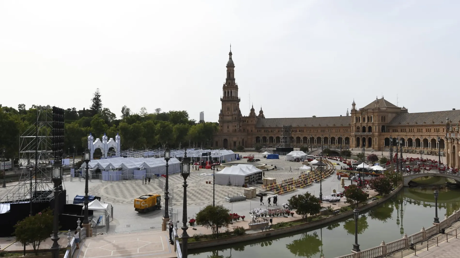 Panorámica de los preparativos de la firma francesa Dior en la Plaza de España de Sevilla