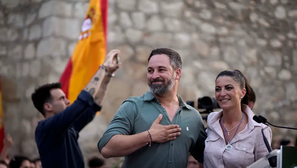 Macarena Olona y el presidente de Vox, Santiago Abascal, durante un acto electoral celebrado en Córdoba.