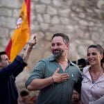 Macarena Olona y el presidente de Vox, Santiago Abascal, durante un acto electoral celebrado en Córdoba.