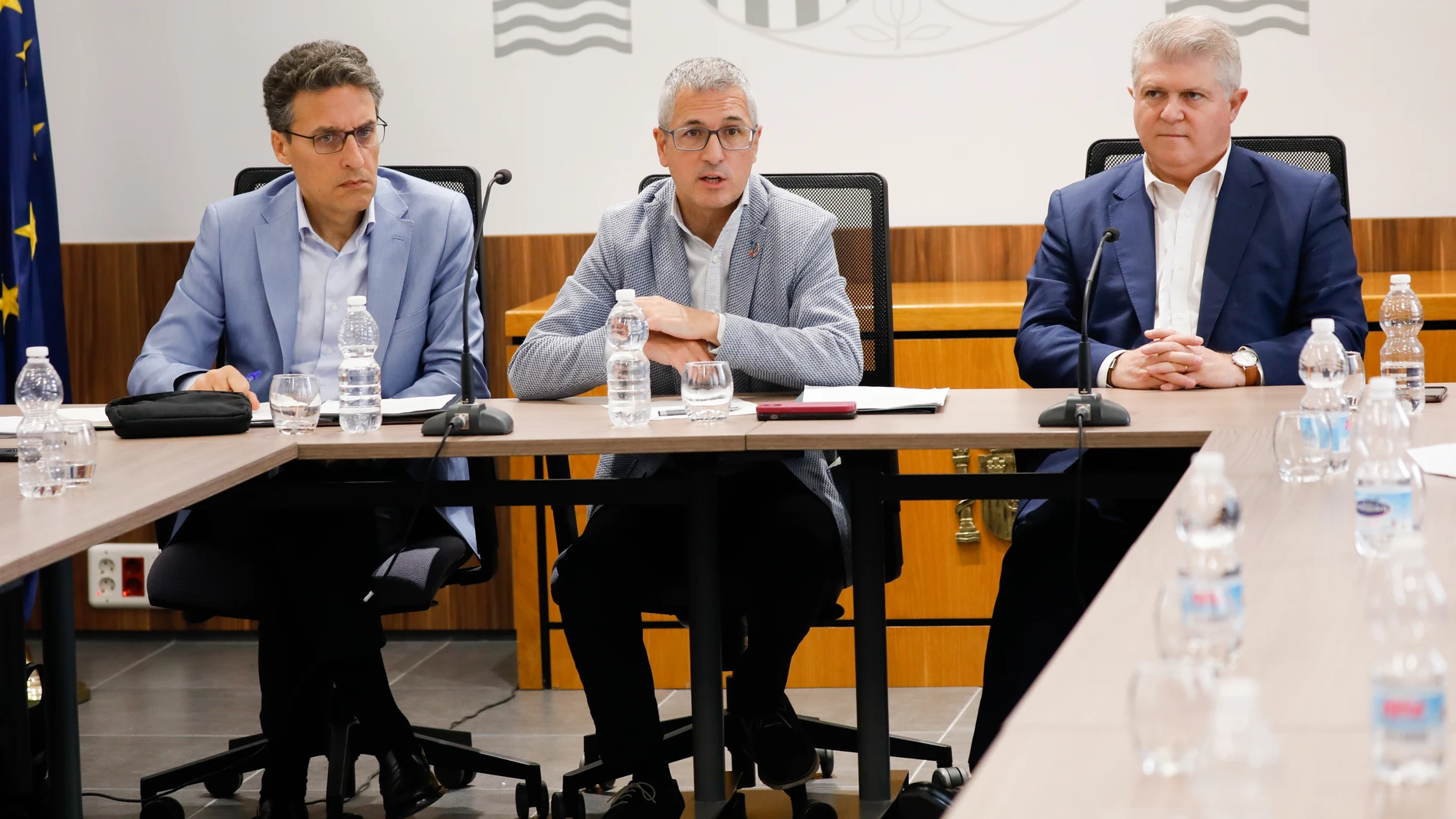 (I-D) El secretario general de Agricultura y Alimentación, Fernando Miranda; el secretario de Estado de Medio Ambiente, Hugo Morán, y el delegado del Gobierno en la Región de Murcia, José Vélez, comparecen ante los medios, en la Delegación del Gobierno en la Región