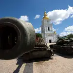 Personas recorren la exhibición de armamento y tanques rusos destruidos, que están instalados en la plaza San Miguel, en Kiev (Ucrania).