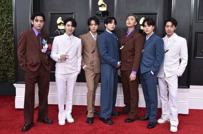 Los componentes de BTS, en la gala de los Grammy 2022