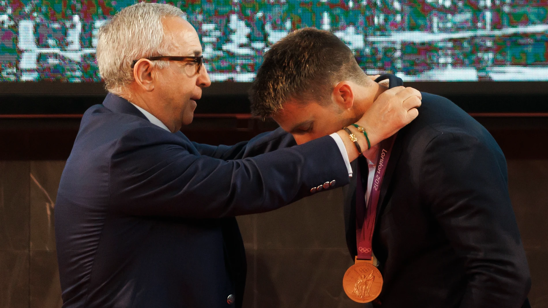 El piragüista Sete Benavides recibe por el presidente del COE, Alejandro Blanco, la medalla de bronce de la prueba C1 200 metros de los Juegos Olímpicos de Londres 2012